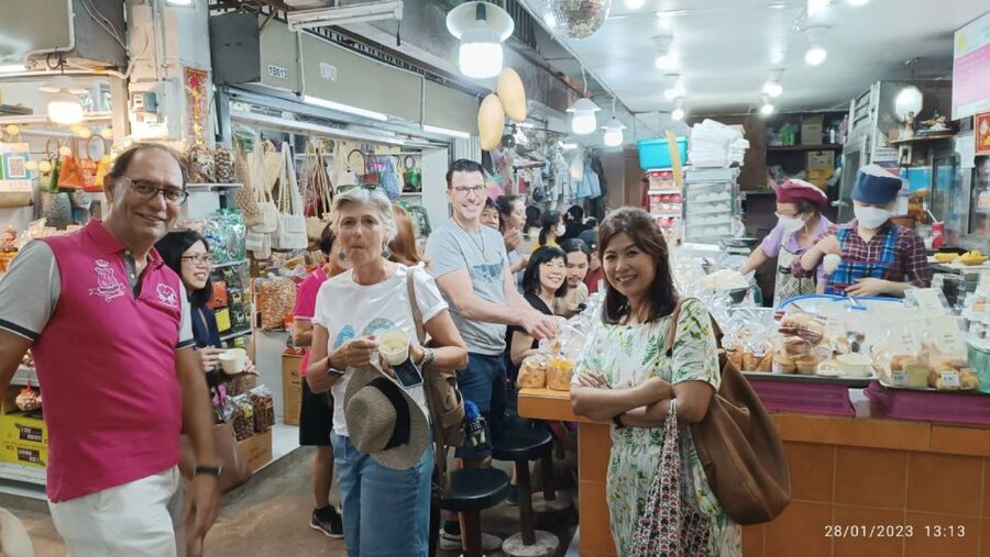 Chiang Mai: Local Food and Markets Guided Walking Tour - Flowers, herbs, and a quick market lesson