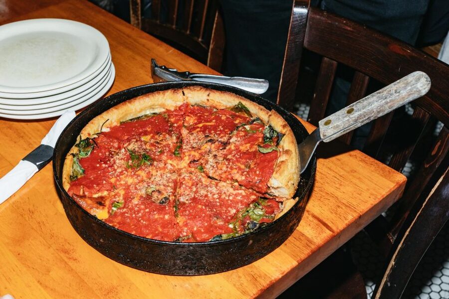 Chicago: Gangsters and Food Tasting Walking Tour - How the two hours feel in practice