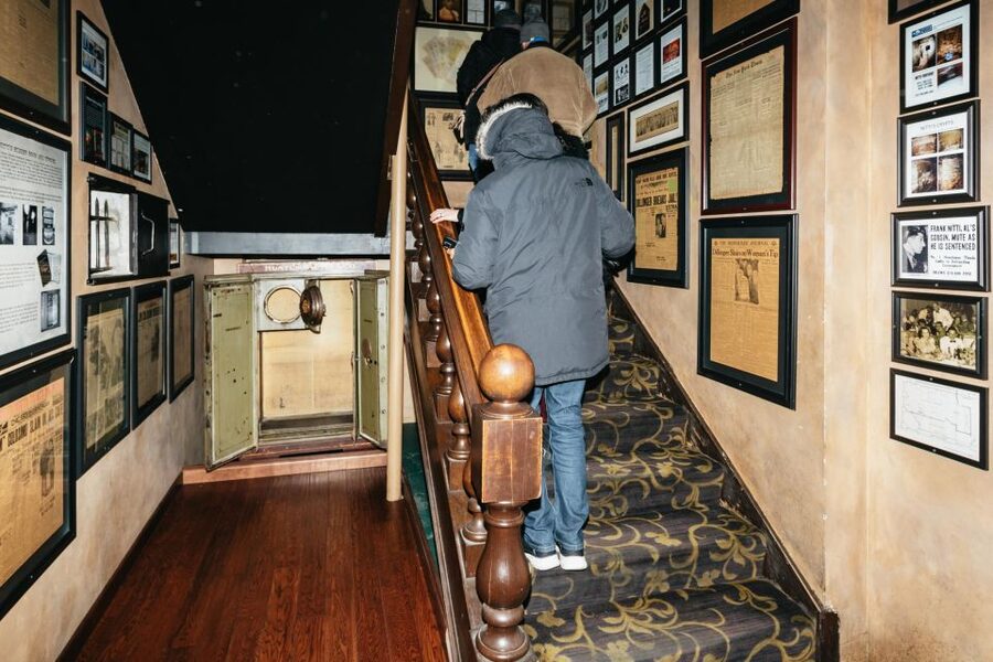 Chicago: Gangsters and Food Tasting Walking Tour - Tips for getting the most from the tour