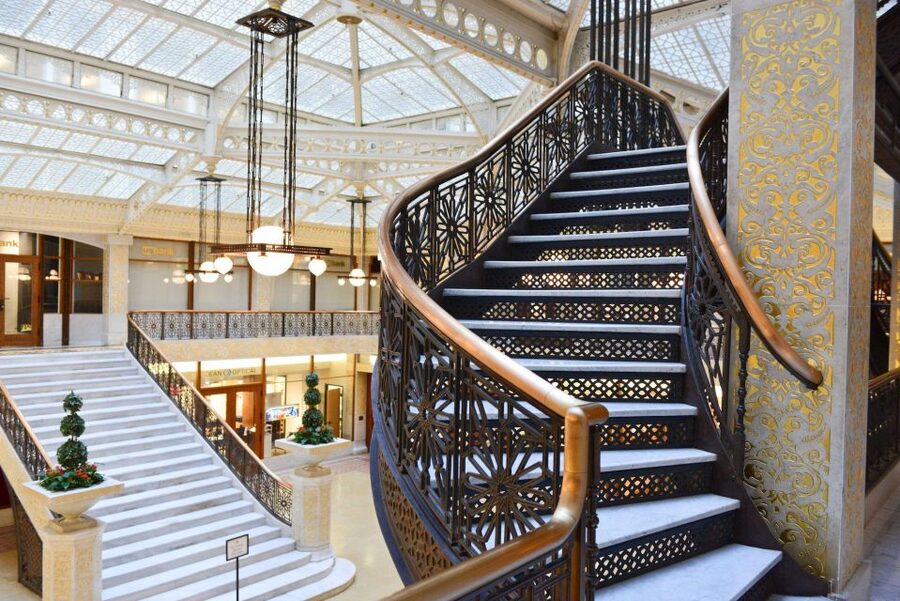 Chicago: Secret Interiors Architecture Walking Tour - Palmer House and the architecture of welcome