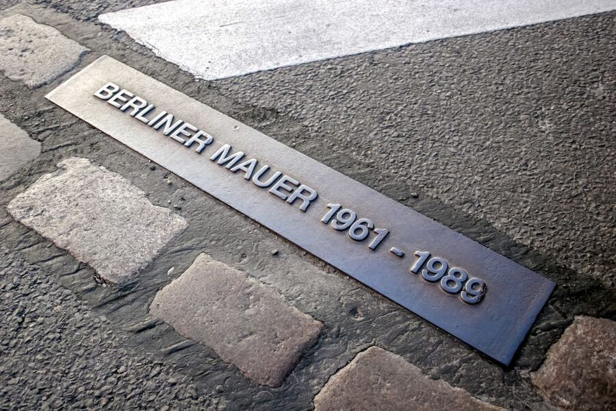 Cold War, Berlin Wall, Spies and the East Side Gallery - Friedrichshain and the physical border
