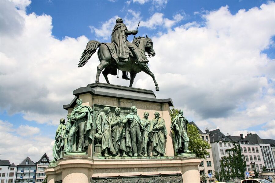 Cologne: Old Town Walking Tour with 1 Brewery Visit & 1 Beer - Rathausplatz and the walk back