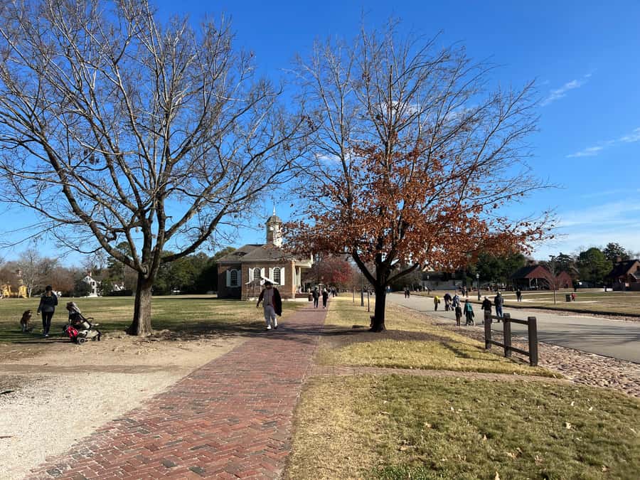 Colonial Williamsburg: Colonial History Guided Walking Tour - Meeting the guide at the Capitol Building