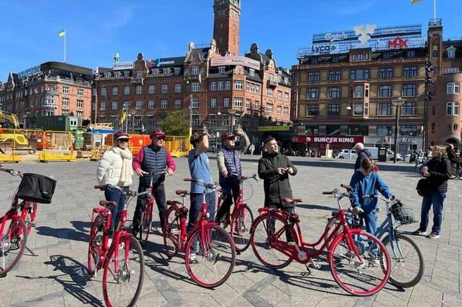 Copenhagen: City Highlights Walking Tour With Local Guide - How demanding is the 150-minute walk?