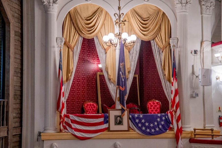 DC: Lincoln Assassination Tour with Ford's Theatre Entry - Following Booth through downtown Washington