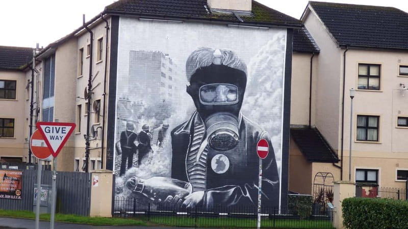 Derry: Bloody Sunday and Bogside Murals Walking Tour - How the guides shape the experience