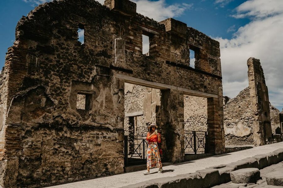 Discover Pompeii: French Walking Tour of the Buried City - Meeting the guide at Hotel Vittoria