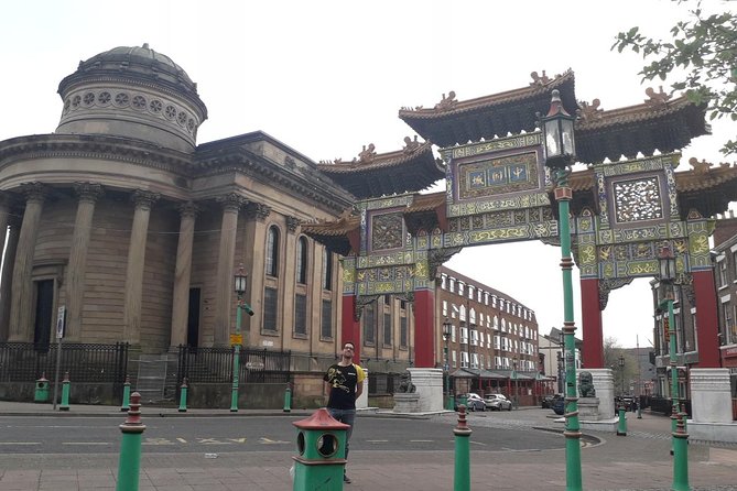 Downtown Liverpool Walking Tour - In Spanish - The Beatles Statue and the walk toward the Mersey