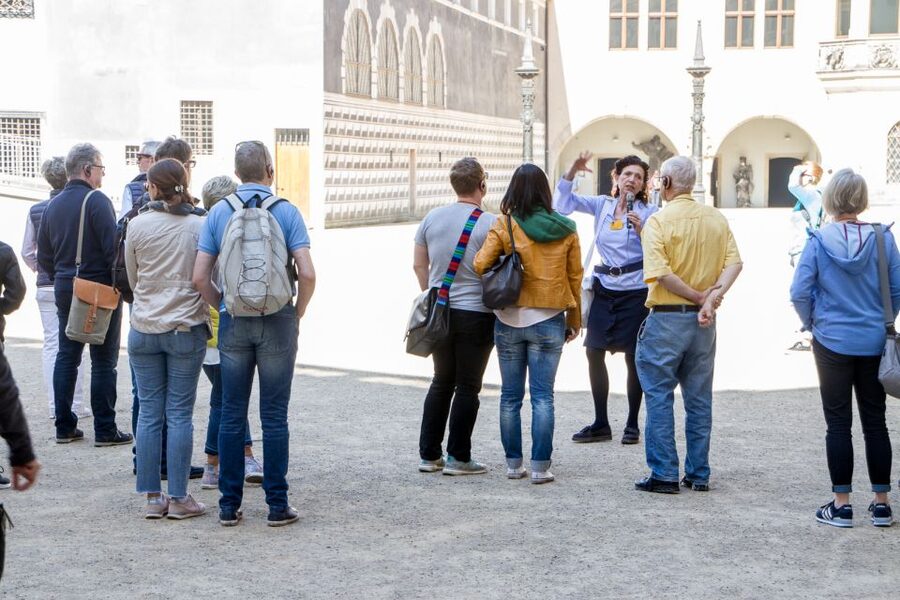 Dresden: Complete Walking Tour with Frauenkirche Visit - Meeting at Neumarkt and getting started
