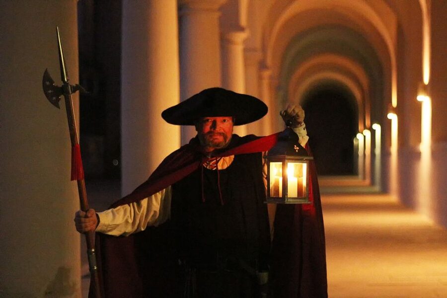 Dresden: Walking Tour with a Night Watchman including a Meal - Who should book this Dresden evening?