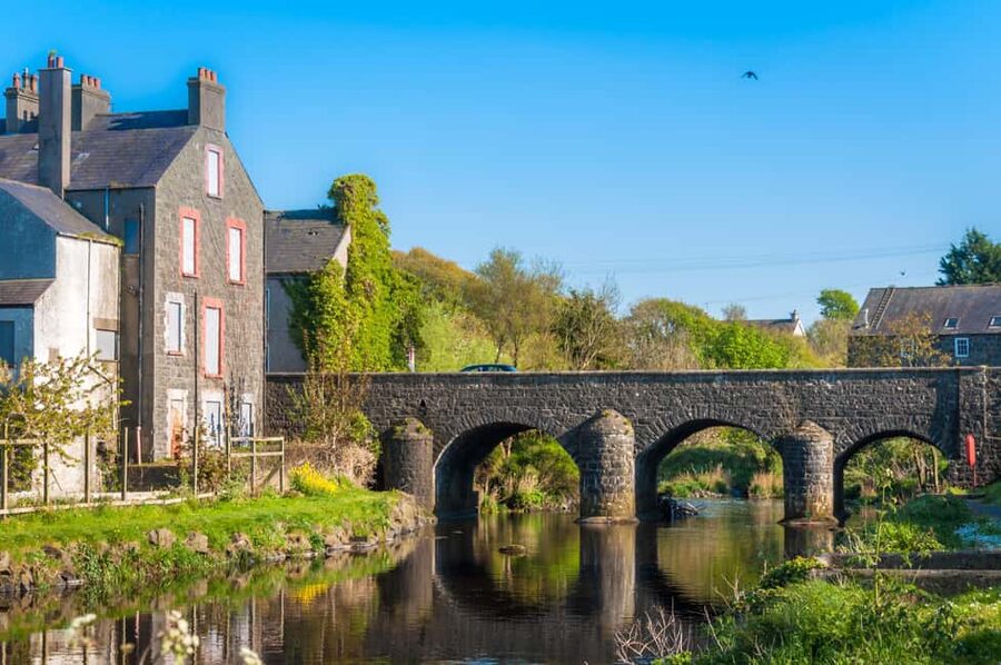 Dublin: Belfast Walk, Dunluce Castle & Giant’s Causeway - Belfast: a short walking introduction