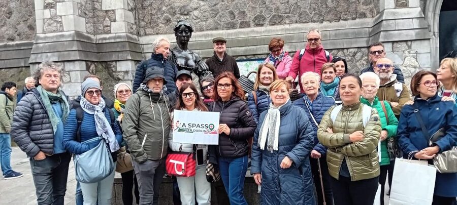 Dublin Highlights: 2.45-Hour Walking Tour in Italian - Starting at Trinity College and meeting Molly Malone