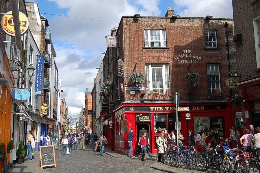 Dublin: Highlights and Hidden Corners Walking Tour - What the guides add to the walk
