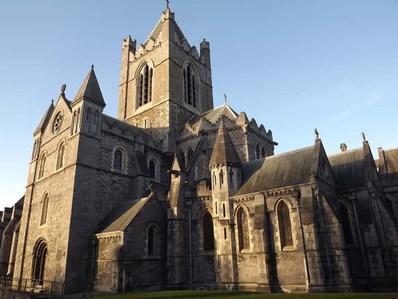 Dublin: Sightseeing Walking Tour in German - Fishamble Street, Smock Alley, and stories beneath the surface