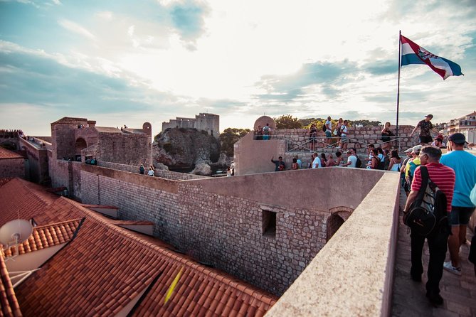 Dubrovnik: Ancient City Walls & Wars Walking Tour - Choosing the right time and preparing for the heat