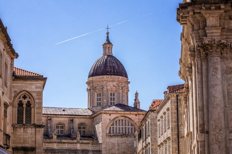 Dubrovnik: Early Bird Walking Tour - Gundulić Square and the city beyond the postcard