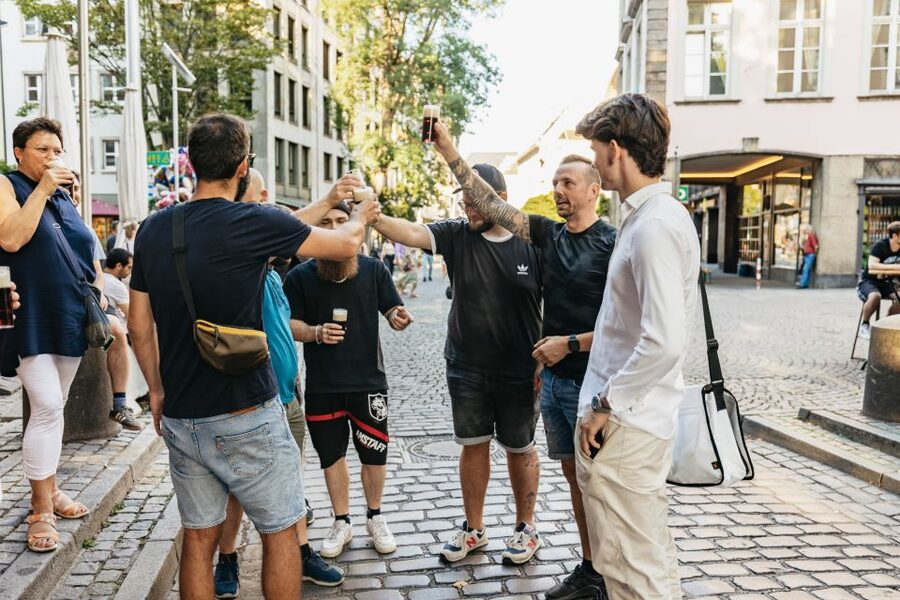 Düsseldorf: Altbier-Safari Beer Walking Tour - Standing outside with a small glass