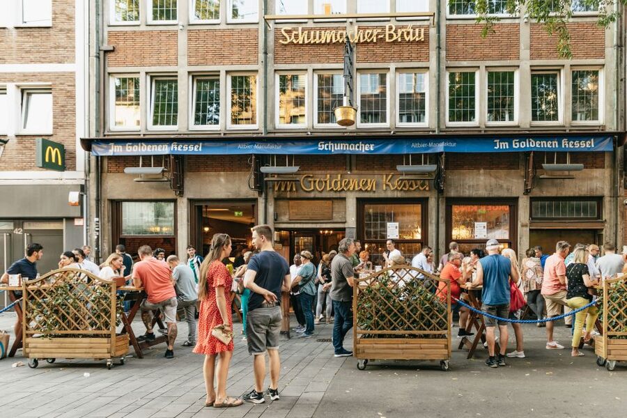 Düsseldorf: Altbier-Safari Beer Walking Tour - The guides shape the experience
