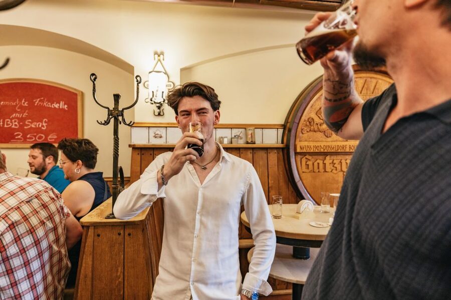 Düsseldorf: Altbier-Safari Beer Walking Tour - Starting at Burgplatz and entering the Old Town