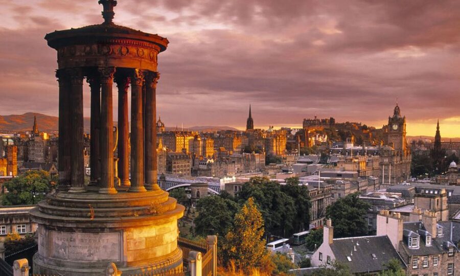 Edinburgh: 3-Hour Historical Walking Tour in Italian - Following the Royal Mile past St Giles’ Cathedral