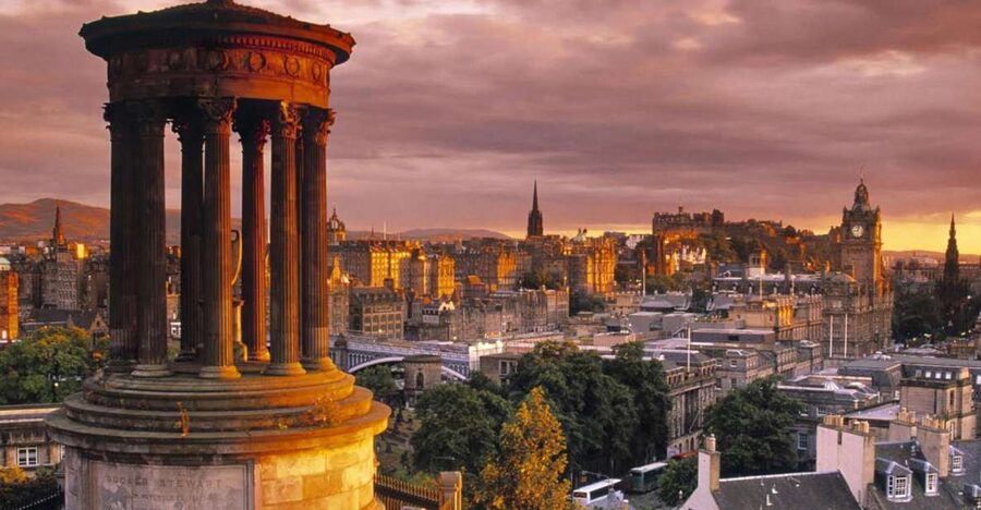 Edinburgh: 3-Hour Historical Walking Tour in Italian - Starting at City Chambers and Mercat Cross