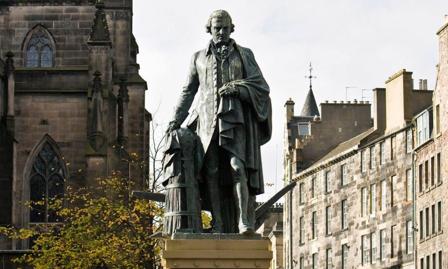 Edinburgh: 3-Hour Historical Walking Tour in Spanish - The Mound and the shift toward New Town