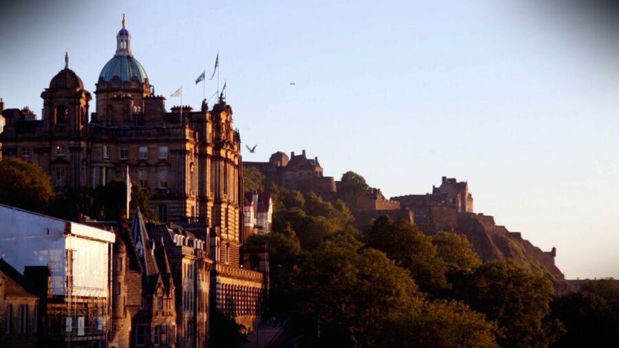 Edinburgh: 3-Hour Historical Walking Tour in Spanish - A pause at Grassmarket, with food at your own cost