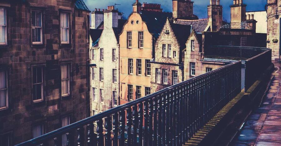 Edinburgh: 3-Hour Historical Walking Tour in Spanish - Starting at City Chambers and entering the Royal Mile
