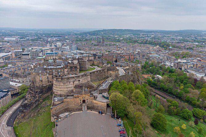Edinburgh Castle: Guided Walking Tour with Entry Ticket - Meeting near Advocates Close and walking uphill
