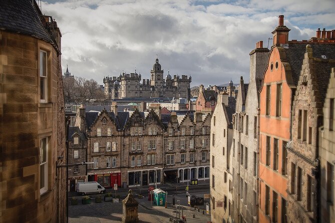 Edinburgh Castle & Royal Mile Walking Tour - Ticket Included - Meeting at the blue umbrella