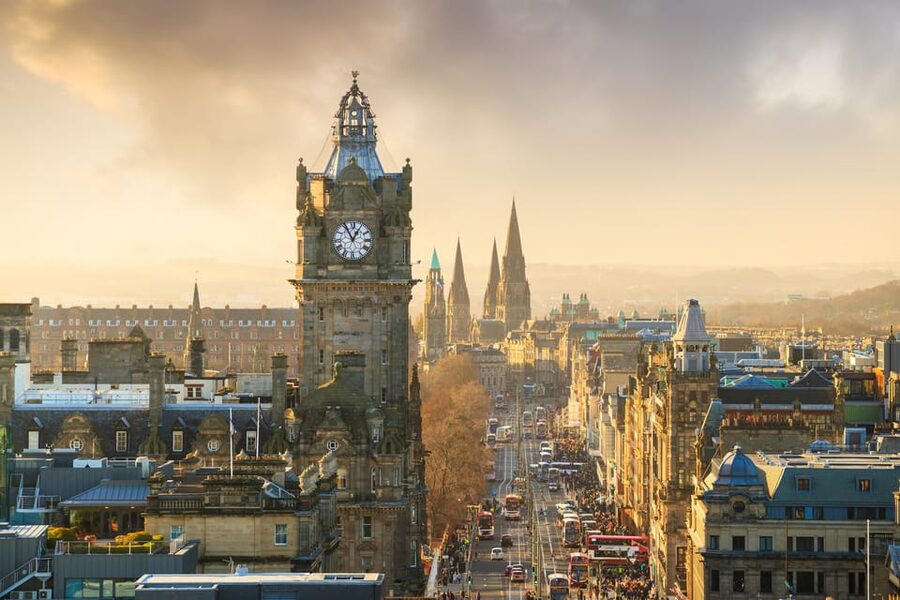 Edinburgh: City Highlights Walking Tour - Start on the Royal Mile at 130 High Street