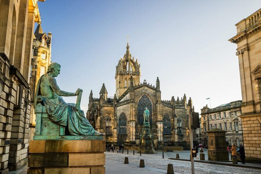 Edinburgh: City Highlights Walking Tour - The guide’s style is a major part of the value