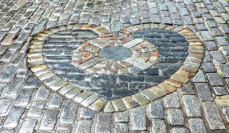 Edinburgh: Dark History Royal Mile Walking Tour - Walking through Old Town’s darker corners