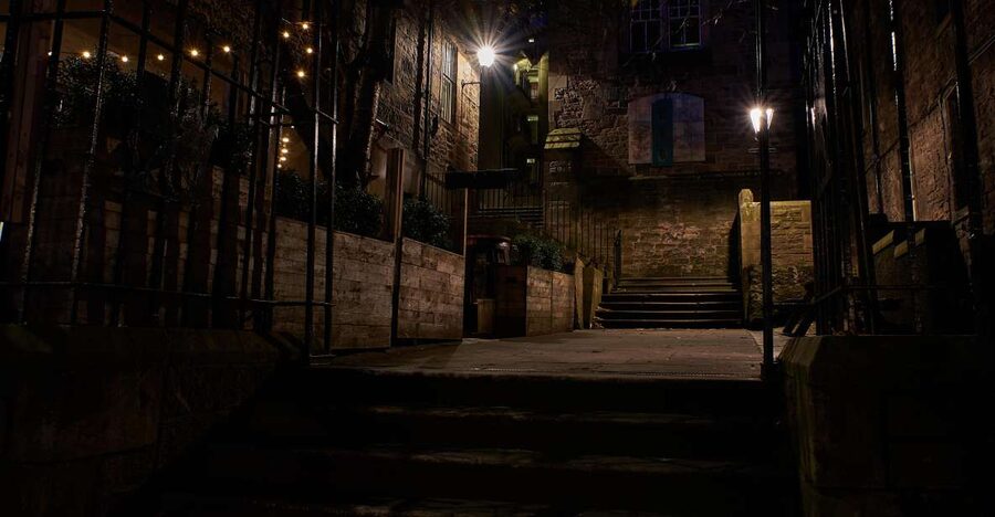 Edinburgh: Dark Secrets of the Old Town Ghost Walking Tour - Why the guides matter so much