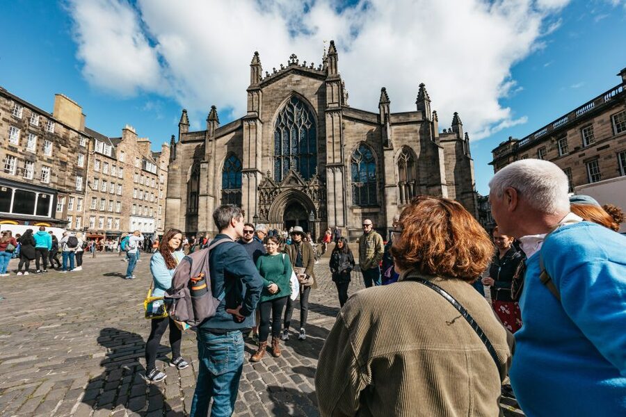 Edinburgh: Old Town History and Tales Walking Tour - Winding closes, folklore, and Auld Reekie