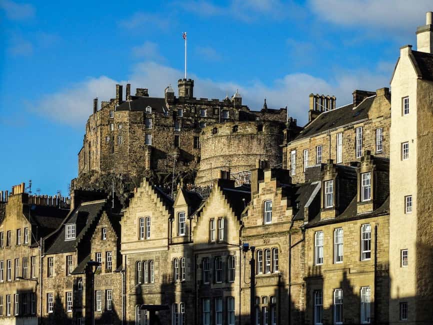 Edinburgh: Private Walking Tour in French with Clémentine - Meeting Clémentine beside Mercat Cross