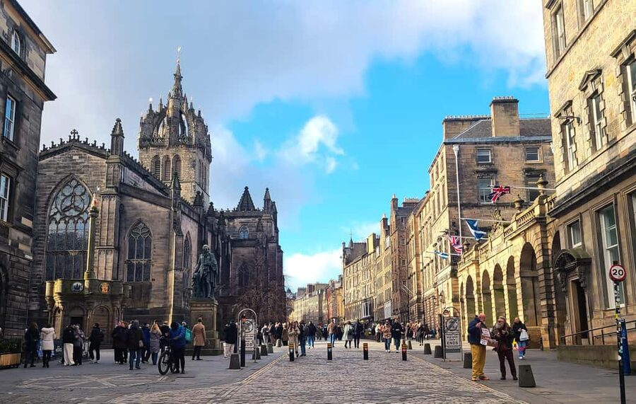 Edinburgh: Private Walking Tour in French with Clémentine - Finding the closes along the Royal Mile