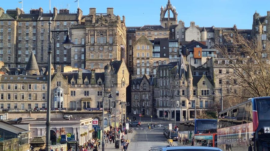 Edinburgh: Private Walking Tour in French with Clémentine - Passing Edinburgh Castle and looking toward the New Town