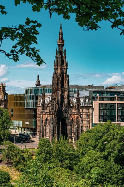 Edinburgh: Private Walking Tour in French with Clémentine - Victoria Street and the Grassmarket