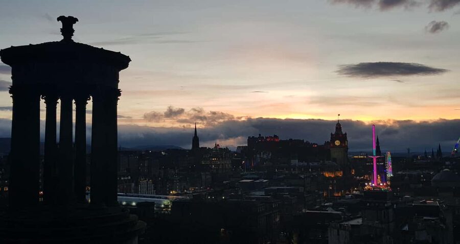 Edinburgh: Private Walking Tour in French with Clémentine - What the private format changes