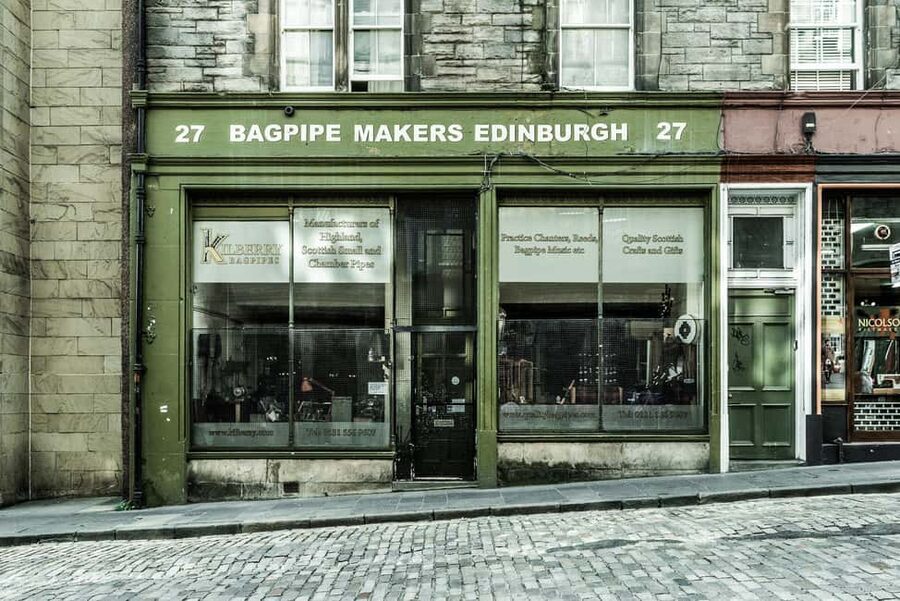 Edinburgh: Private Walking Tour in French with Clémentine - How fast is the two-hour route?