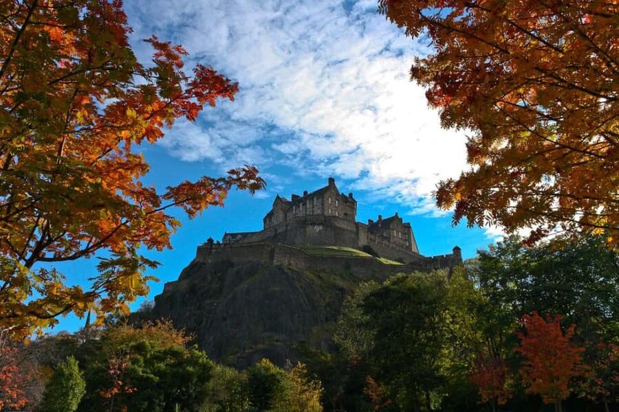 Edinburgh: Private Walking Tour in French with Clémentine - Starting with Edinburgh’s historic spine