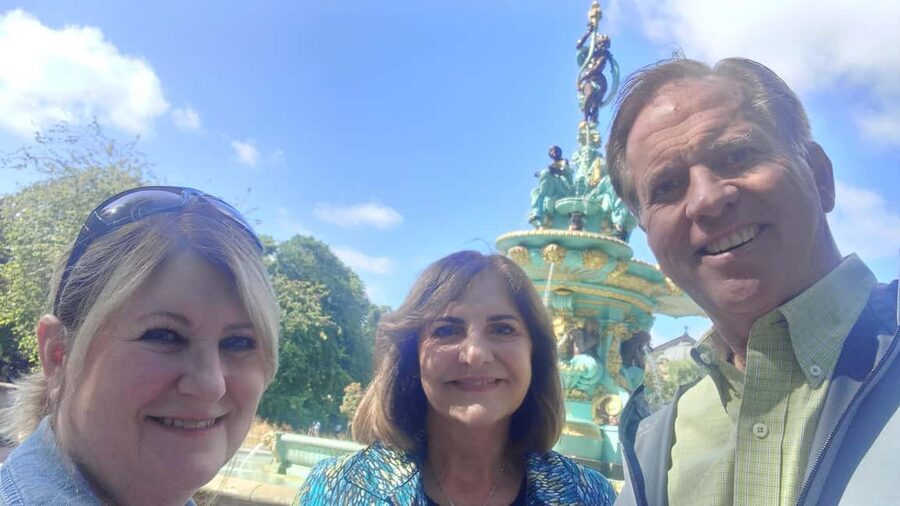 Edinburgh: Private Walking Tour with a Local - Starting points at two central statues