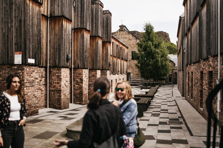 Edinburgh: Pubs and History Guided Walking Tour with Beer - Key points to know before booking