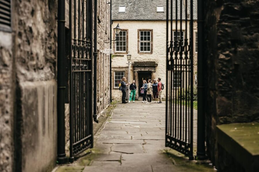 Edinburgh: Pubs and History Guided Walking Tour with Beer - Grassmarket: finishing with a local drinking map