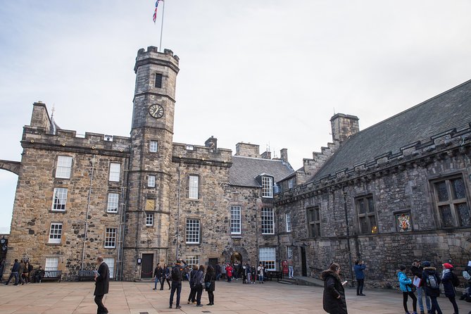 Edinburgh Skip-the-Ticket-Line Castle Walking Tour - Why Edinburgh Castle works best with a guide