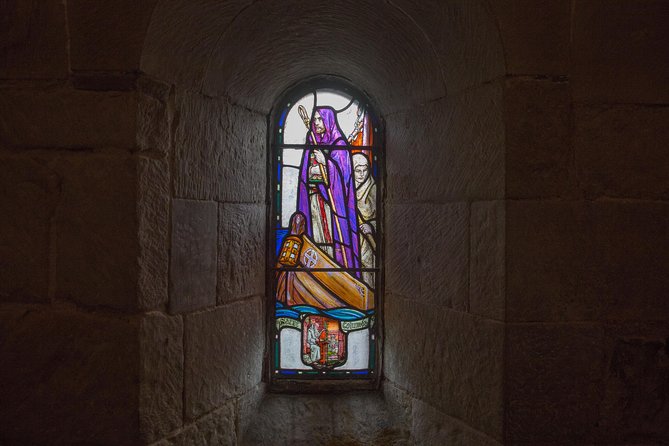 Edinburgh Skip-the-Ticket-Line Castle Walking Tour - Stories, humor, and the guide you happen to get