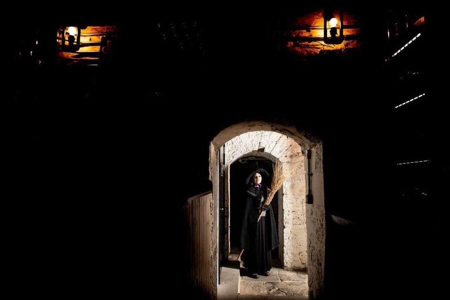 Edinburgh: Witches & Haunted History Walking Tour - Who should book this walk?