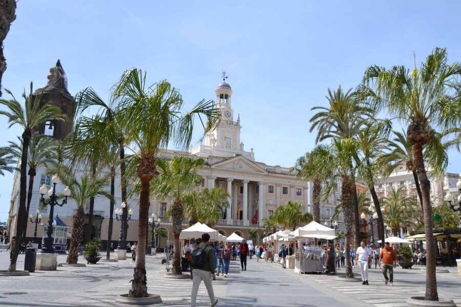 English Cádiz Tour: Walking Tour with Local Guide - The guide’s style and group experience
