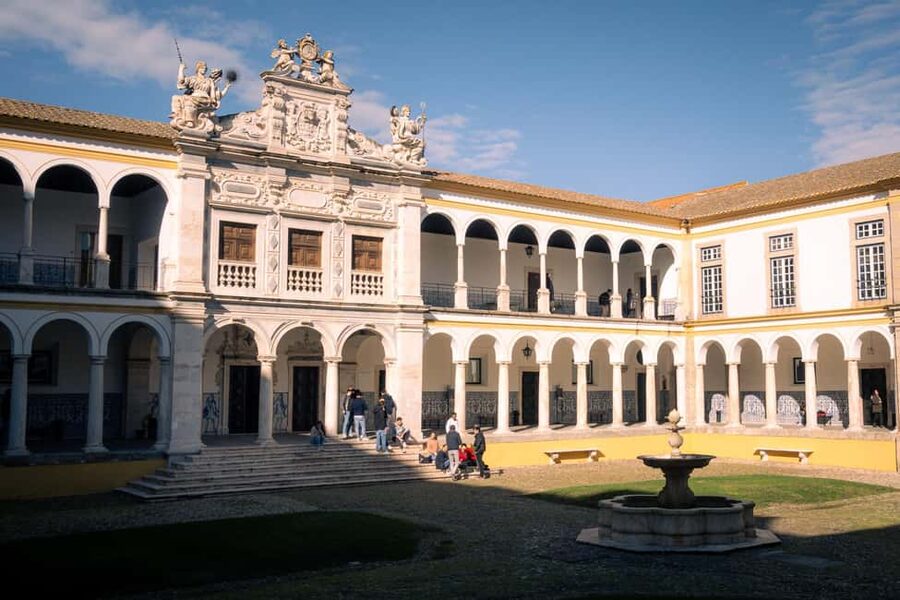 Évora: Private & Flexible Walking Tour in Historic Center - Praça de Sertório and the Roman baths